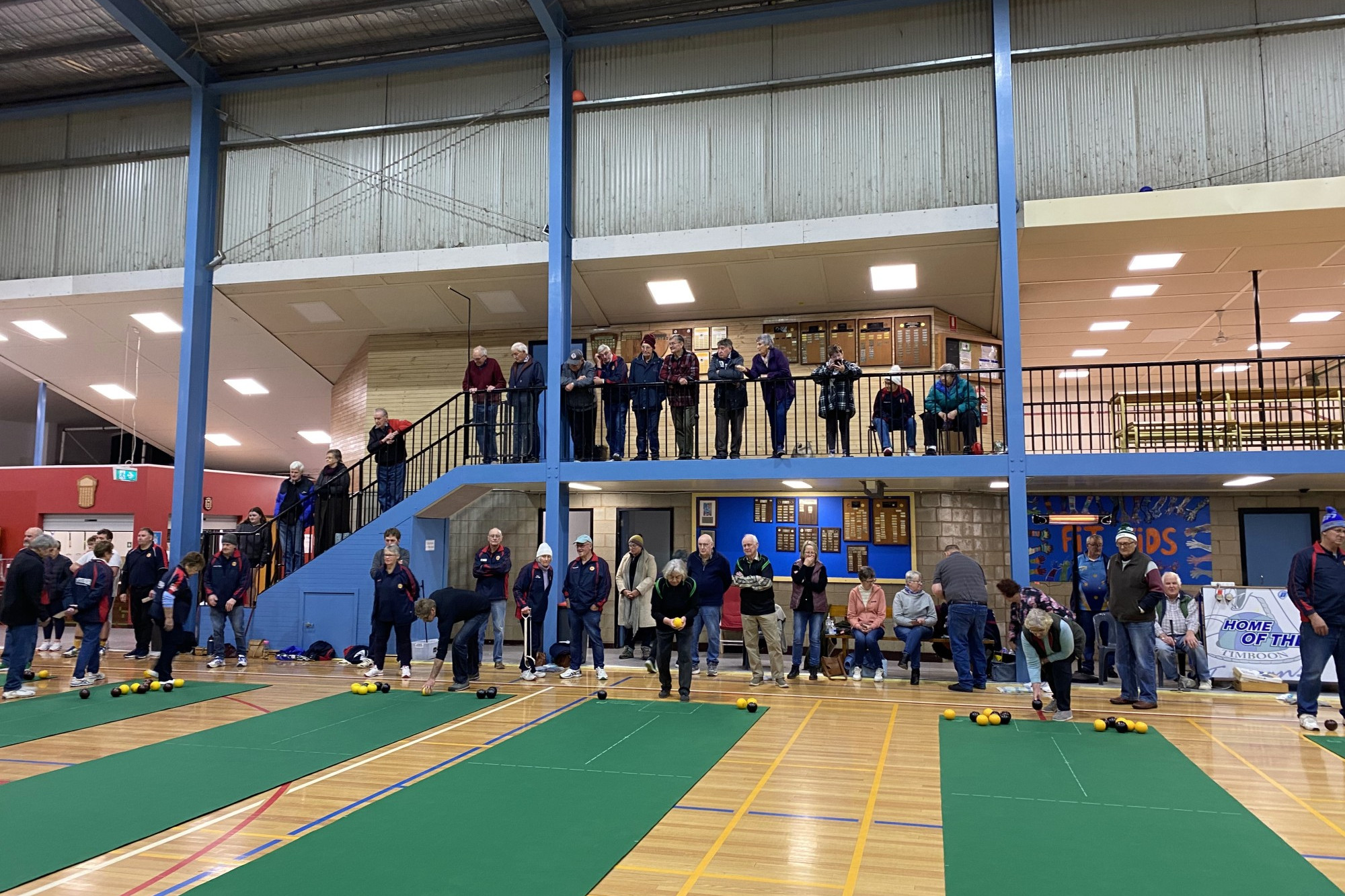 A good crowd arrived to watch all of the Semi Final bowls action from above.