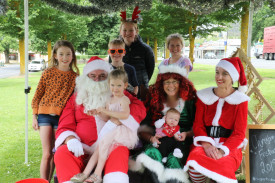 Santa and his helpers were a huge hit in the avenue over the weekend with many families taking the opportunity to get free Christmas photos. 
