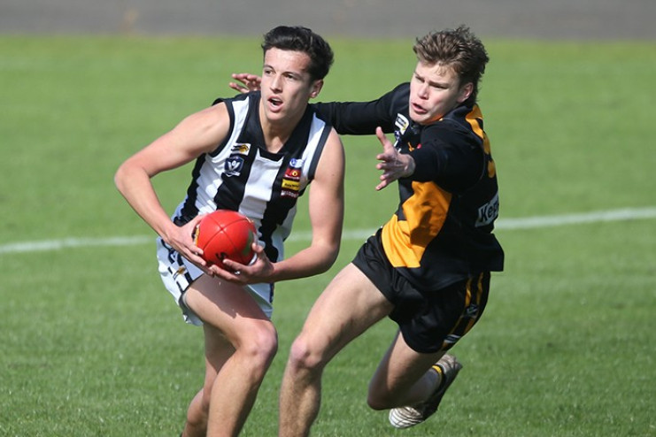 Camperdown’s Sid Bradshaw is placed under pressure by his opponent.