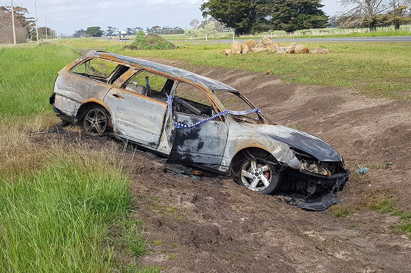 A remorseful thief who fled a burning car on the Princes Highway this week left two messages at nearby properties apologising for his or her actions.