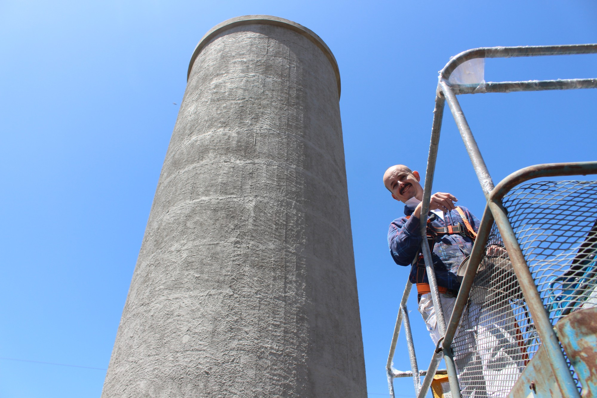 South west artist Jimmi Buscombe has sandblasted and sealed Lismore’s water tower in readiness for a giant mural depicting the district’s unique brolga birds.