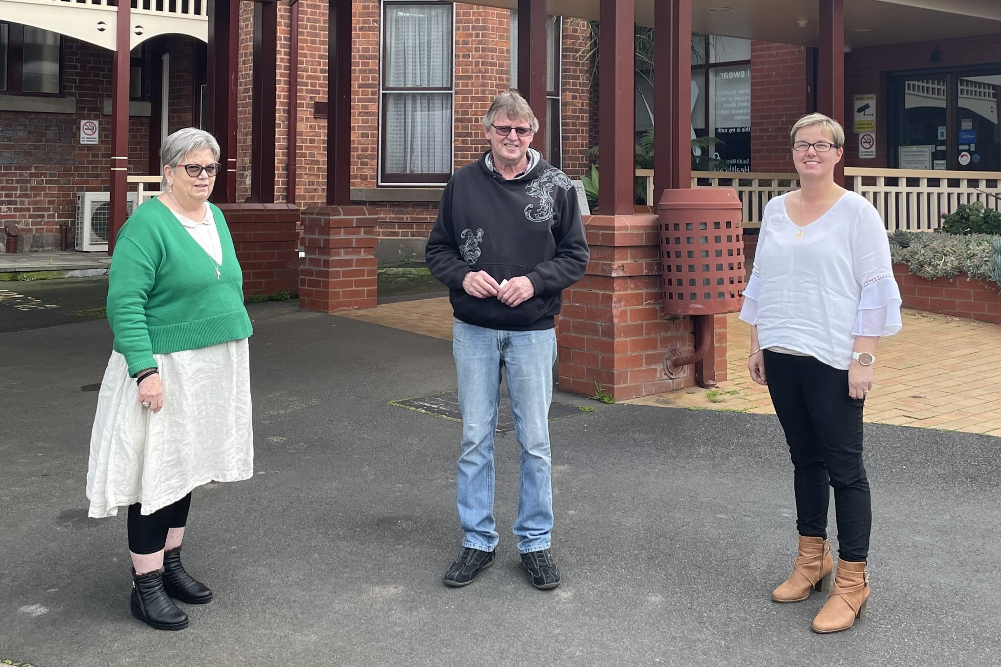 Supporting locals: Hampden Hotel Social Club representative Michael O’Neil presents a cheque for $4000 to SWH Janine Durea-Finn (left) and Andrea James for the purchase of a portable oxygen concentrator.