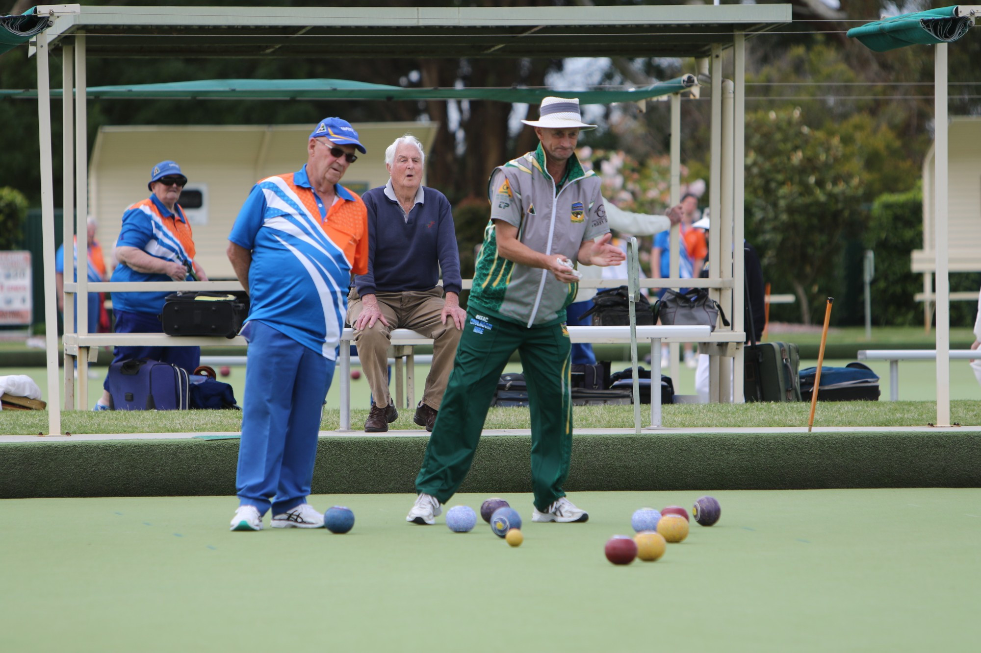 Shot mate: Camperdown’s Fred Salmon watches on as Colac Central skipper Ricky Finn applauds one of his team-mates shots in the Hornets opening round victory last Saturday.