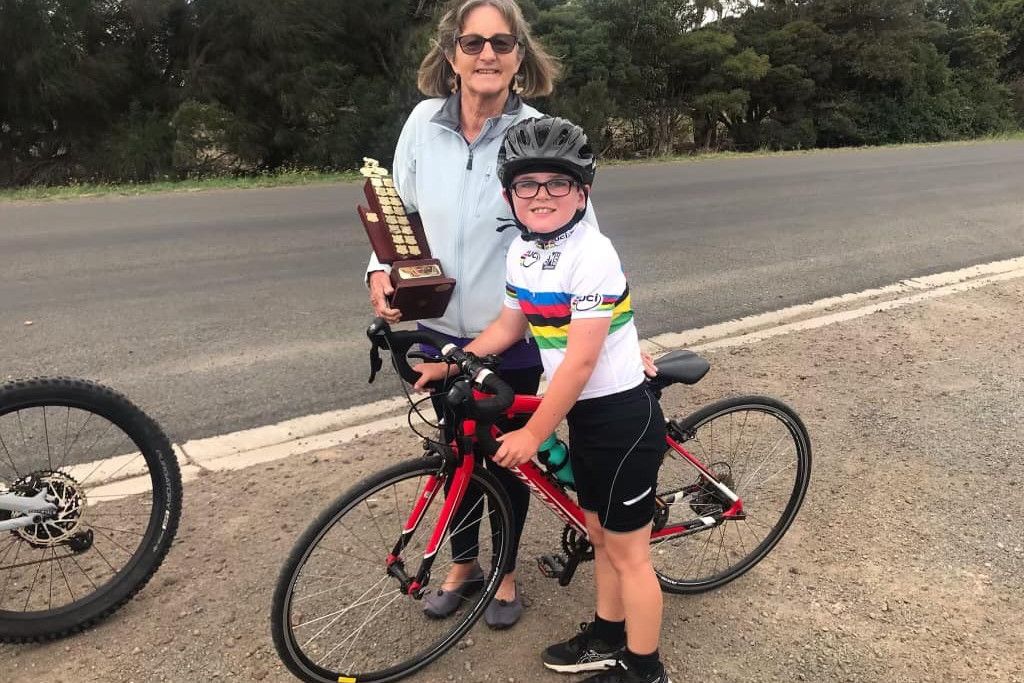 Joy Gannon, daughter of Harold Lamb, presents Lewie West with the the Perpetual Trophy.