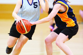 Holly Swayn (Ball Starts) powers past Madison Helmore (College Blues) 