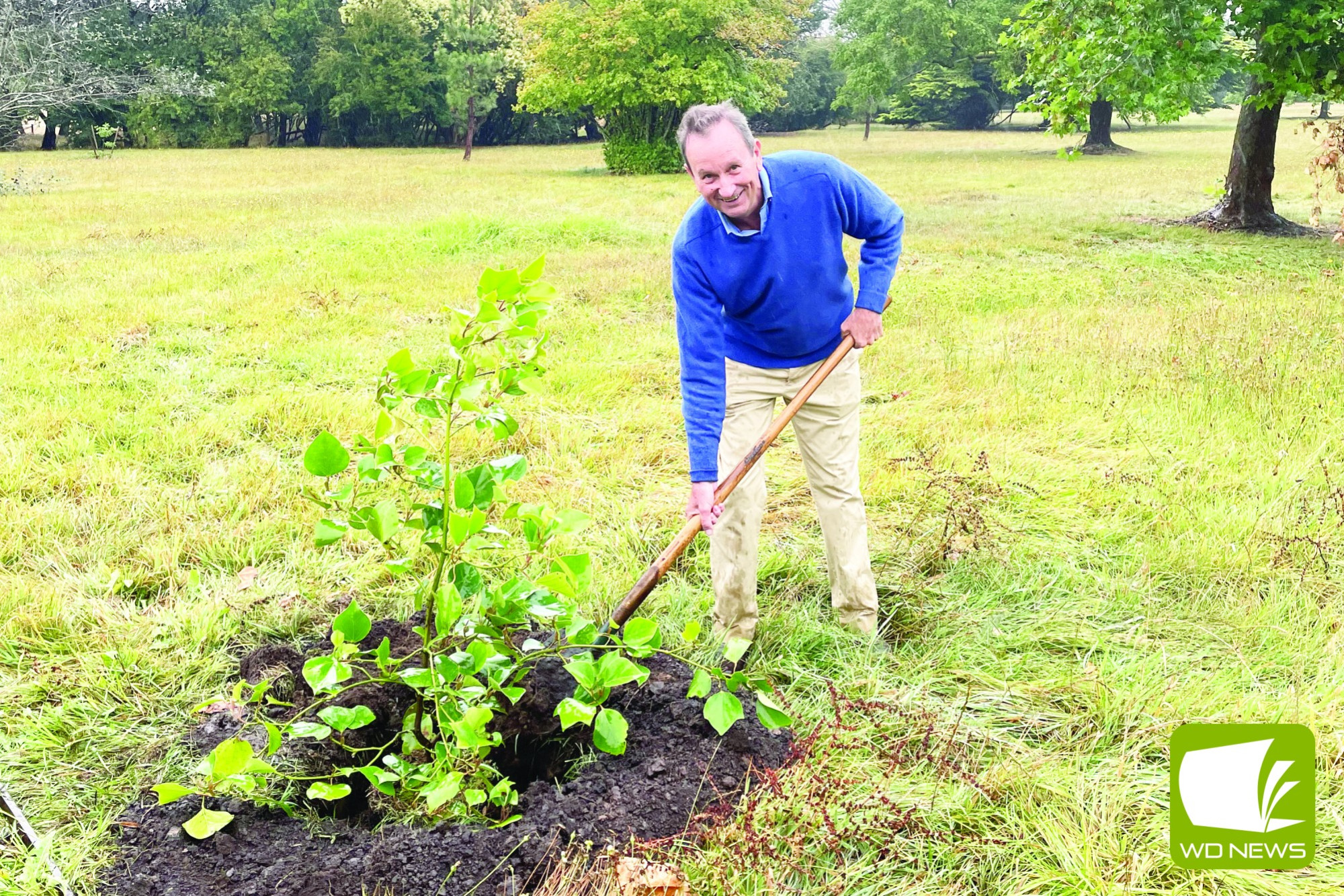 Director of Gardens at London’s Royal Botanic Gardens Kew Richard Barley planted a tree at the Camperdown Botanic Gardens during a recent visit to the town.