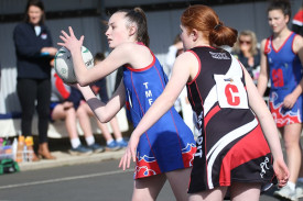 Ava Grundy searches for options inside the Bloods’ attacking circle.