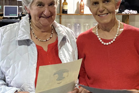 Women’s 100-Up champion Dianne Robertson (left) and runner-up Sandra Richie.