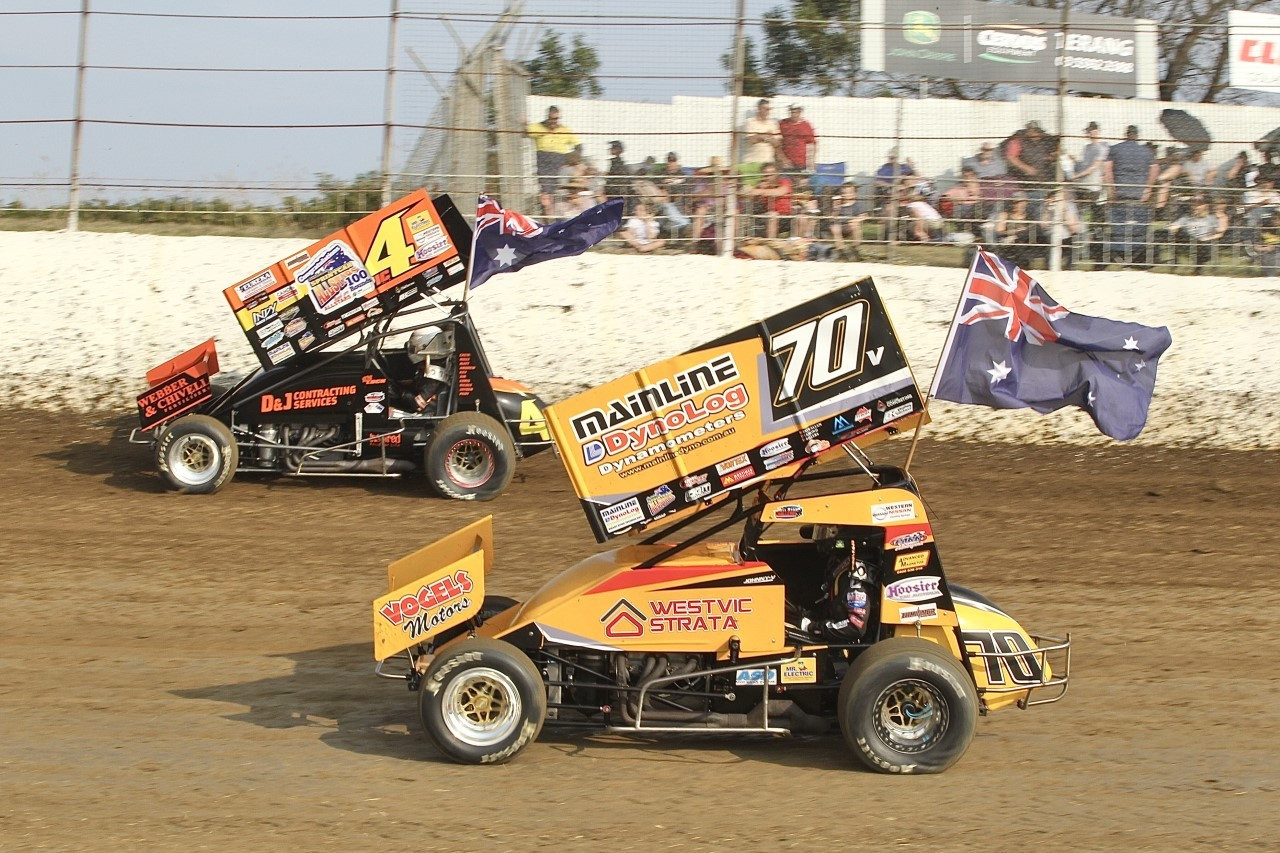 Simpson’s John Vogels (inside) and Timboon’s Phil Lock will be part of the field competing in this weekend’s Australian 360ci Sprintcar Championship at Simpson Speedway. Photo courtesy Geoff Rounds Photography