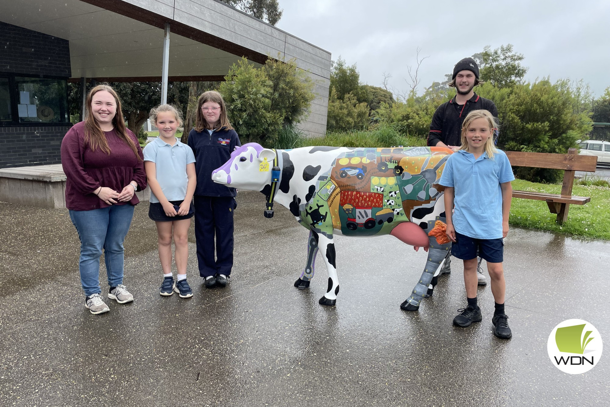 School project: Timboon P-12 School’s Emily Hickman, Brenna Redshaw, Cheyenne Warren, Xavier McNeill and Timboon Motors’s Nathan Lawson take a look at Milky Way.