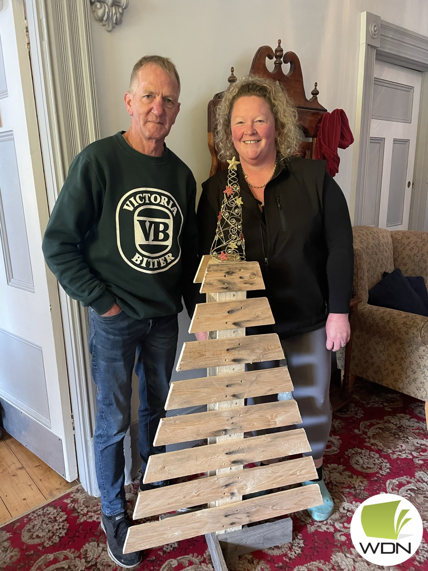 Belinda Davies and Michael Torpy from Thommo’s Hotel with their tree made by the Cobden Men’s Shed.