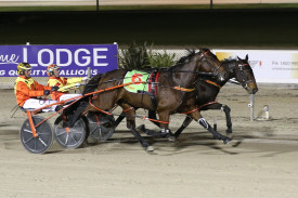 Stablemates Jilliby Sylvester (outside) and Jilliby Galwaygirl battled it out in the Silvan Ridge Advisers Pace. 