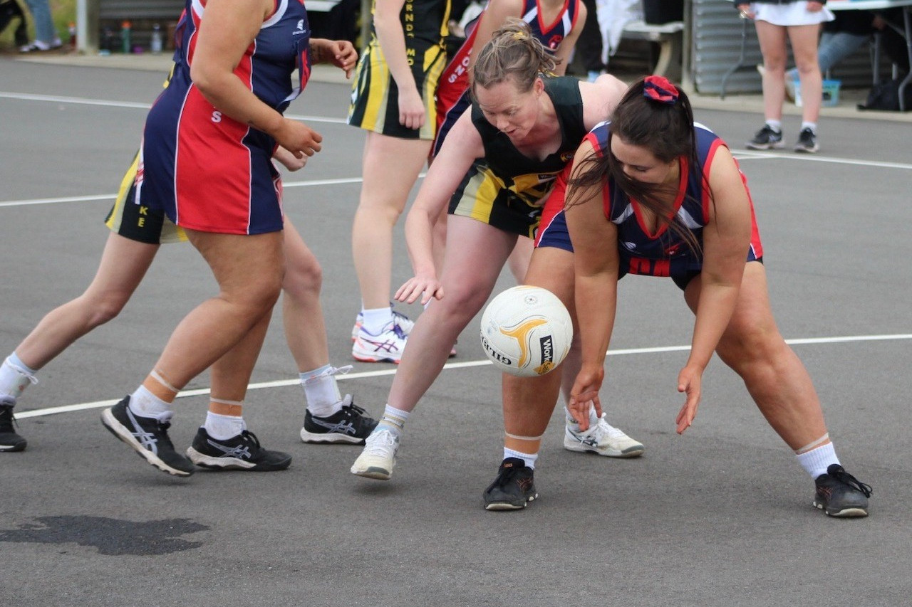 Ash Ranken works hard in the circle during the C grade match at Lismore. Photo courtesy Larnie Loader.