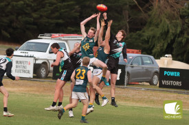 footy—-old-collegains-v-kolora-noorat-3.jpg