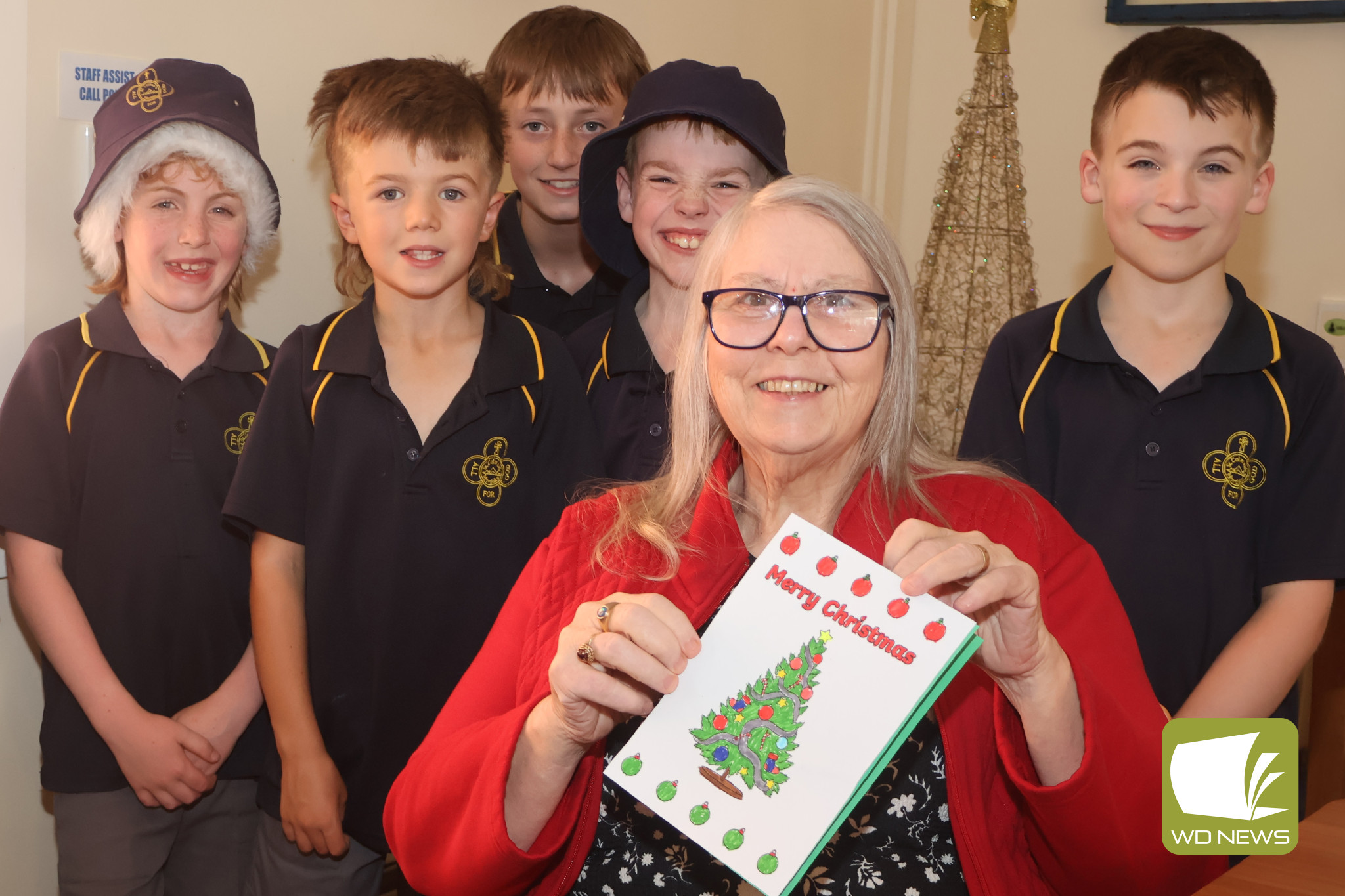 The students handed out Christmas cards to each of the residents.