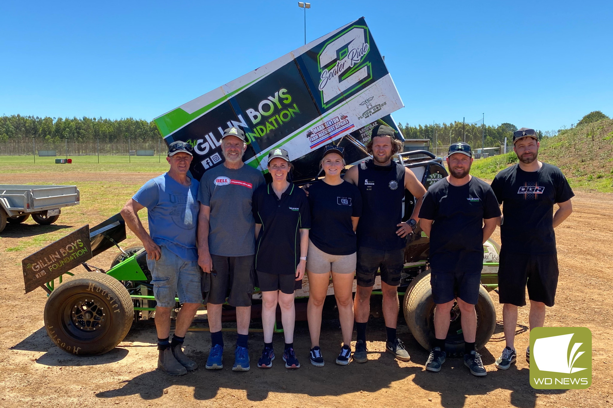 Car owner Wayne Billings (left) with Mal Rankin, Jess Nolte, Rebecca Billings, Mikey Billings, Tim Rankin and Grant Stansfield at last weekend’s ride day at Portland’s Southern 500 Speedway which, together with a raffle, raised $3320 for the foundation.