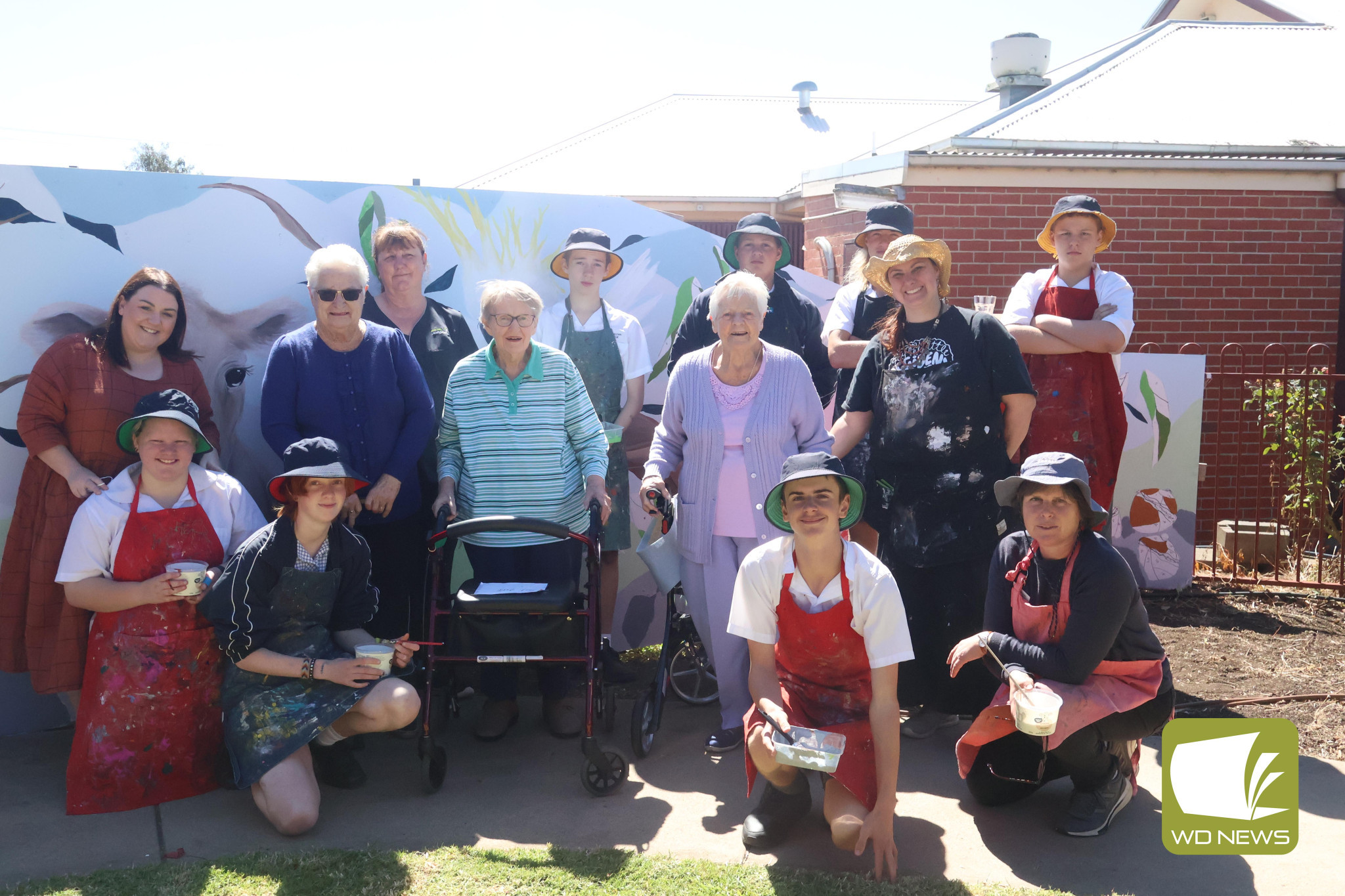Working together: Merindah Lodge residents have been watching the collaboration between artist Jess Fowler and Year 10 art students from Camperdown College as a mural came together.