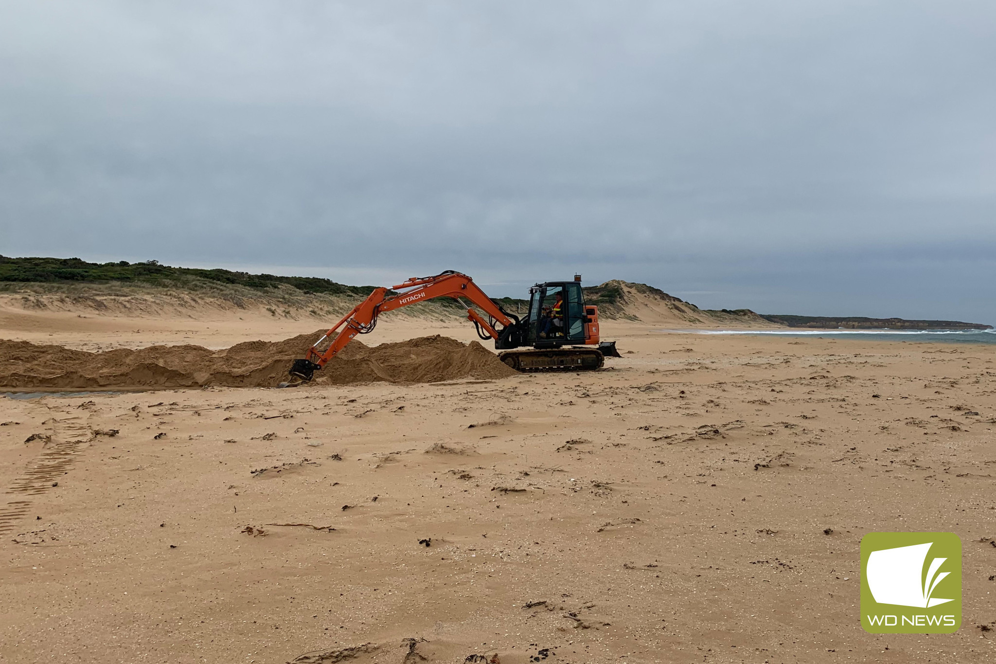 Inset: Unfortunately conditions saw the river mouth close again over the weekend. Photo supplied by Parks Victoria.